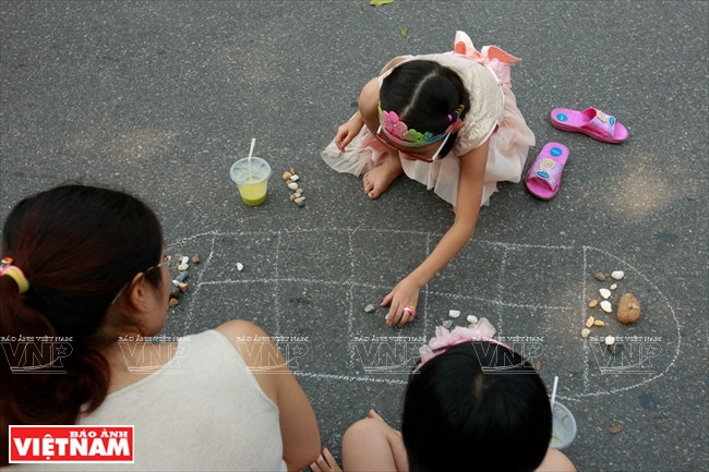 Cuối tuần lên Bờ Hồ để "cho tôi xin một vé đi tuổi thơ" ảnh 3