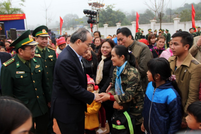 Chủ tịch MTTQ dự chương trình "Xuân biên phòng-Ấm lòng dân bản" ảnh 1