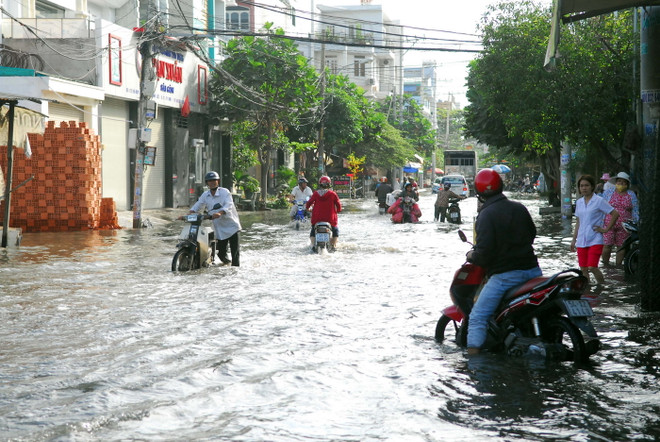 Nhiều tuyến đường TPHCM ngập nặng, tê liệt giao thông do mưa lớn ảnh 1