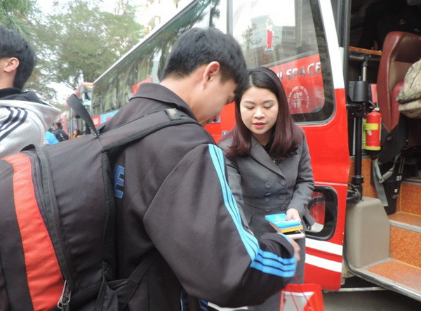 Ấm áp chuyến xe nghĩa tình đưa công nhân Thủ đô về quê đón Tết ảnh 1