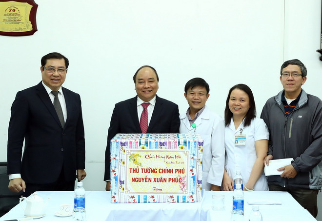 Thủ tướng thăm, kiểm tra công tác ứng trực Tết tại Bệnh viện C Đà Nẵng ảnh 1
