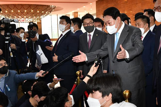 Tổng thống Hàn Quốc Yoon Suk-yeol phát biểu với báo giới sau phiên họp quốc hội ở Seoul, ngày 16/5/2022. (Ảnh: Yonhap/TTXVN) Tổng thống Hàn Quốc kêu gọi chính giới triển khai mục tiêu cấp bách ảnh 1