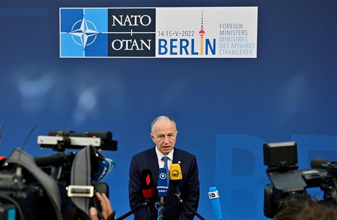 Phó Tổng Thư ký NATO Mircea Geoan phát biểu tại cuộc họp báo trong khuôn khổ cuộc họp không chính thức Ngoại trưởng các nước thành viên NATO ở Berlin (Đức), ngày 15/5/2022. (Ảnh: AFP/TTXVN). (Ảnh: AFP/TTXVN) Nga "theo sát" tiến trình gia nhập NATO của Phần Lan và Thụy Điển ảnh 1