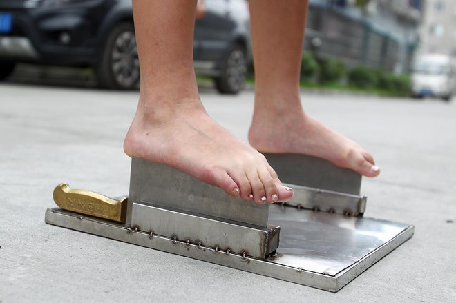 [Photo] Kinh hoàng bố ép con gái đứng trên lưỡi dao để kiếm tiền ảnh 1