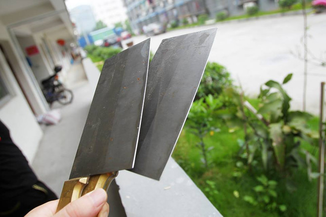 [Photo] Kinh hoàng bố ép con gái đứng trên lưỡi dao để kiếm tiền ảnh 2