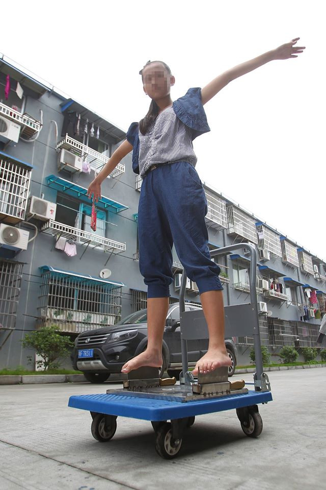 [Photo] Kinh hoàng bố ép con gái đứng trên lưỡi dao để kiếm tiền ảnh 4