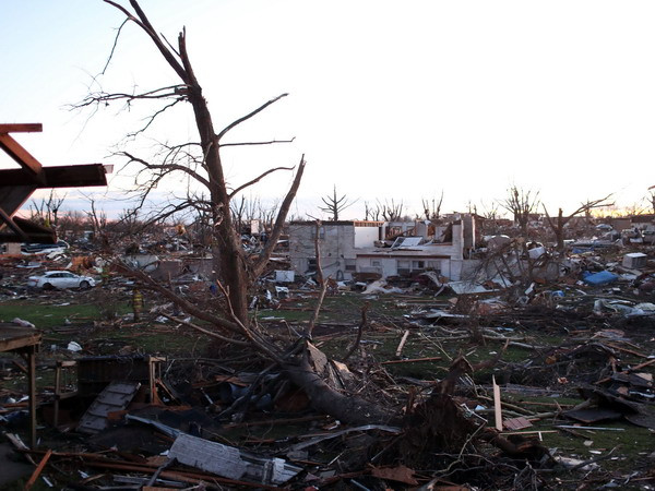 Cảnh lốc xoáy tàn phá tại thị trấn Washington ngày 17/11/2013. (Nguồn: AFP/ TTXVN) Mỹ thiệt hại 7 tỷ USD do thiên tai trong năm 2013 ảnh 1