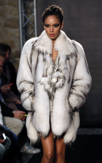 [Photo] Ấn tượng mẫu trang phục tại Tuần lễ Thời trang Thu-Đông ảnh 3