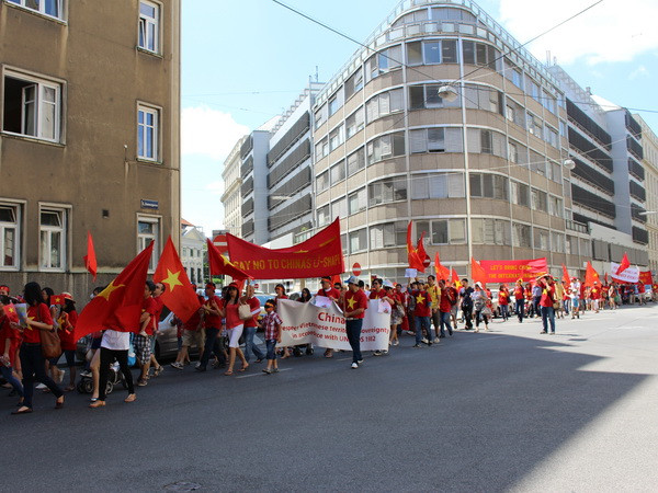 [Photo] Cộng đồng người Việt tại Áo biểu tình phản đối Trung Quốc ảnh 6