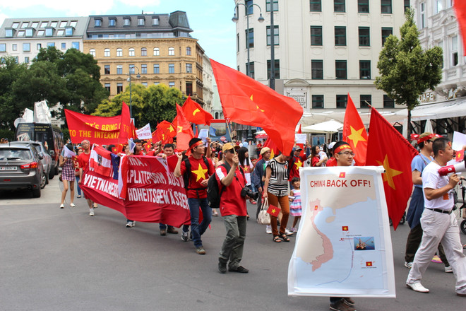 [Photo] Cộng đồng người Việt tại Áo biểu tình phản đối Trung Quốc ảnh 2