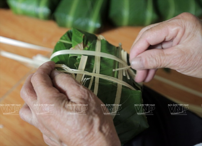 Tận hưởng vị Tết quanh năm ở làng gói bánh chưng Tranh Khúc ảnh 8