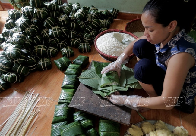 Tận hưởng vị Tết quanh năm ở làng gói bánh chưng Tranh Khúc ảnh 7