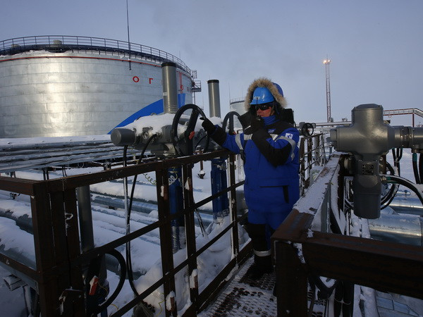 Khu vực khai thác ở mỏ dầu Novoprtovskoye thuộc tập đoàn khai thác dầu khí Gazprom của Nga. (Nguồn: AFP/TTXVN) Bất chấp lệnh trừng phạt, Nga vẫn cung cấp lượng khí đốt kỷ lục cho EU ảnh 1