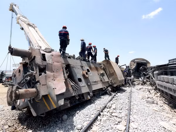 Tunisia: Tàu hỏa đối đầu xe buýt, 57 người thương vong ảnh 1
