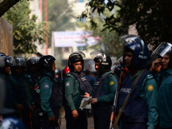Cảnh sát đặc nhiệm Bangladesh phong tỏa khu vực hai tay súng tình nghi lẩn trốn ở Dhaka ngày 24/12. (Nguồn: AFP/TTXVN) Bangladesh bắt giữ 5 nghi can âm mưu tấn công dịp Năm mới ảnh 1