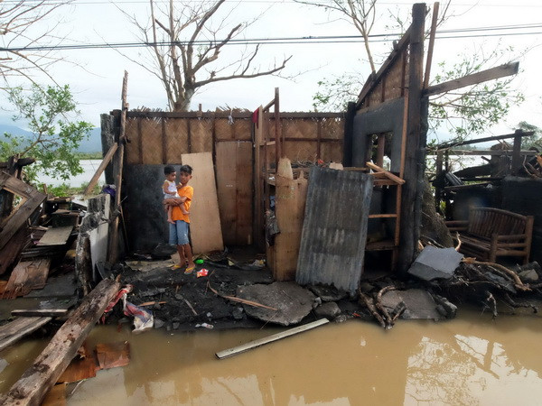 Một ngôi nhà bị tàn phá sau bão Nock-Ten ở Polangui, tỉnh Albay ngày 26/12. (Nguồn: EPA/TTXVN) Philippines ước tính bão Nock-Ten gây thiệt hại tới 80 triệu USD ảnh 1