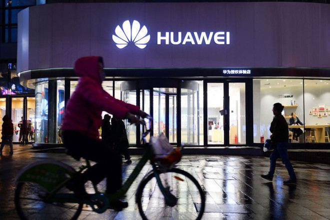 Một cửa hàng của Huawei ở Trung Quốc. (Nguồn: Reuters) Huawei bác bỏ tin nhân viên từng làm việc cho quân đội Trung Quốc ảnh 1