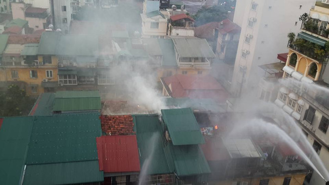 [Video] Hà Nội: Cháy lớn tại khu tập thể cũ phố Trần Quốc Toản ảnh 1