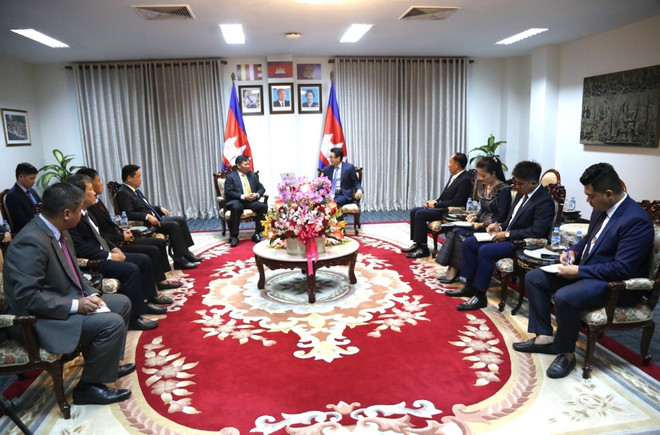Đại sứ Nguyễn Huy Tăng và các thành viên trong đoàn chúc mừng Bộ Ngoại giao và Hợp tác Quốc tế Campuchia. (Ảnh: Hoàng Minh/TTXVN) viet nam_campuchia 3.jpg