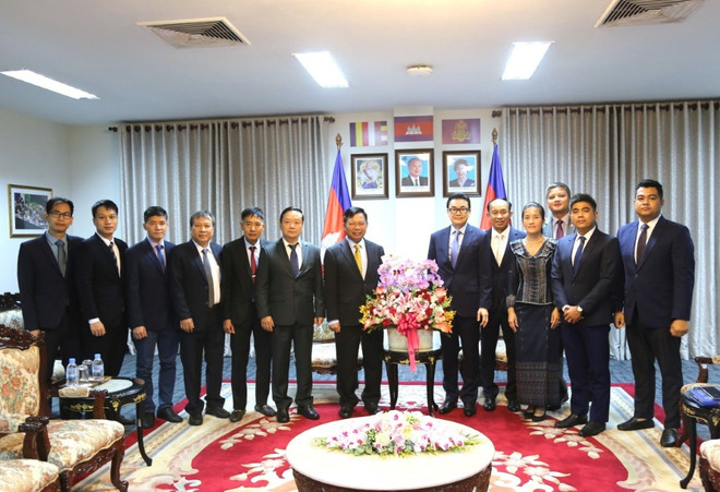 Các đại biểu tham dự cuộc gặp. (Ảnh: Hoàng Minh/TTXVN) viet nam_campuchia 2.jpg