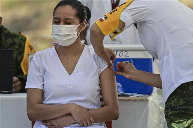 Anh tiêm cho trẻ em, Mexico tiêm tăng cường cho nhân viên y tế ảnh 2