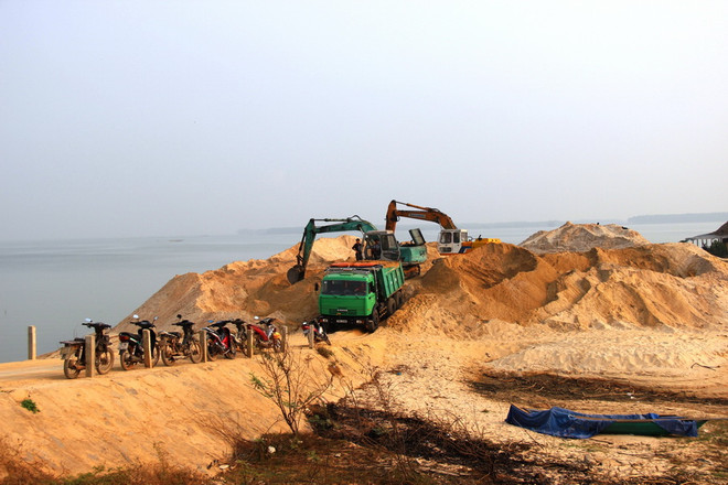 Tạm ngưng toàn bộ hoạt động khai thác cát trong hồ Dầu Tiếng ảnh 1