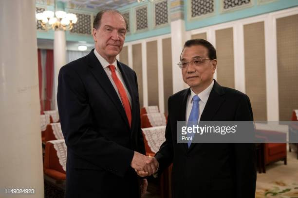 Chủ tịch Ngân hàng Thế giới David Malpass (bên trái) và Thủ tướng Trung Quốc Lý Khắc Cường. (Nguồn: Getty) Chủ tịch WB hối thúc Trung Quốc thực hiện các cải cách cần thiết ảnh 1