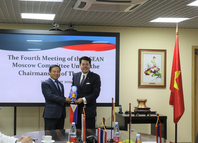 Chuyển giao chức Chủ tịch luân phiên Ủy ban ASEAN-Moskva từ Đại sứ Thái Lan Thanatip Upatising sang Đại sứ Việt Nam Ngô Đức Mạnh (bên trái). (Ảnh: Duy Trinh/TTXVN) Việt Nam đảm nhận cương vị Chủ tịch Ủy ban ASEAN-Moskva ảnh 1