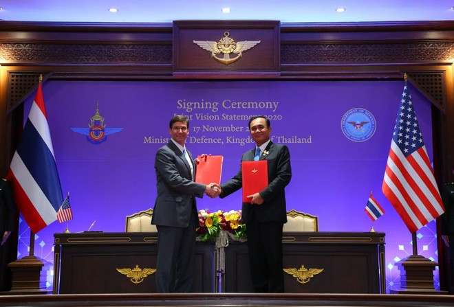 Thủ tướng Thái Lan Prayut Chan-ocha (phải) và Bộ trưởng quốc phòng Mỹ Mark Esper ký tuyên bố tầm nhìn Mỹ-Thái 2020. (Nguồn: khaosodenglish) Có gì đặc biệt trong Tuyên bố Tầm nhìn chung Mỹ-Thái 2020? ảnh 1
