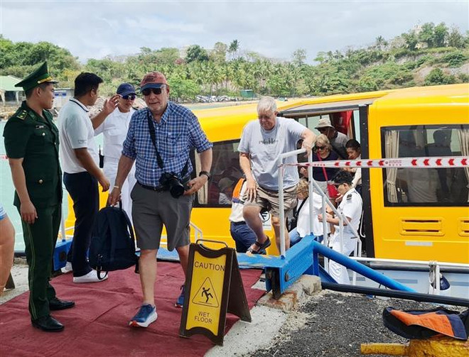 Du khách lên bờ tham quan thành phố biển Nha Trang. (Ảnh: TTXVN phát) Tàu du lịch biển quốc tế đưa du khách trở lại tỉnh Khánh Hòa ảnh 2