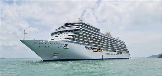 Tàu du lịch cao cấp Seven Seas Explorer neo đậu tại vịnh Nha Trang. (Ảnh: TTXVN phát) Tàu du lịch biển quốc tế đưa du khách trở lại tỉnh Khánh Hòa ảnh 1