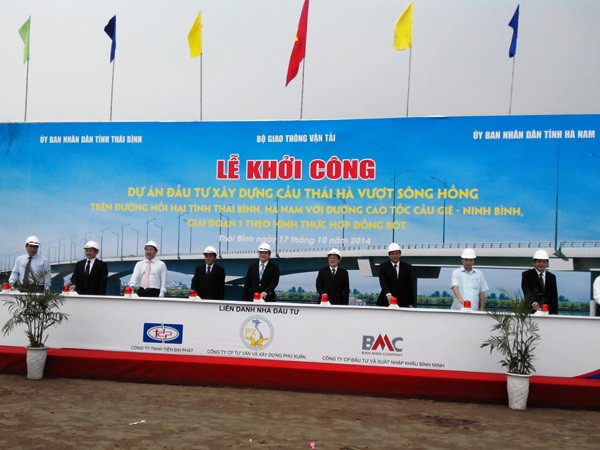 Công trình có tổng chiều dài tuyến chính là 2.846m với mức đầu tư 1.709 tỷ đồng (Ảnh: Việt Hùng/Vietnam+) Khởi công dự án cầu vượt sông Hồng nối Thái Bình-Hà Nam ảnh 1