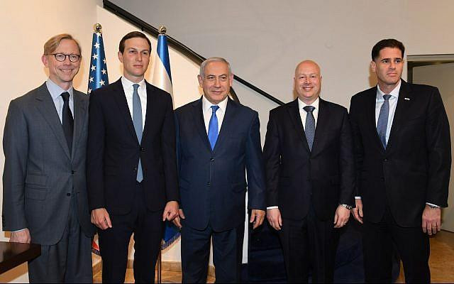 Thủ tướng Israel Benjamin Netanyahu chụp ảnh chung với phái đoàn Mỹ, ngày 30/5. (Nguồn: timesofisrael.com) Cố vấn đặc biệt của Tổng thống Mỹ gặp Thủ tướng Israel tại Jerusalem ảnh 1