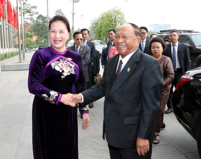 Chủ tịch Quốc hội Nguyễn Thị Kim Ngân đón Chủ tịch Quốc hội Samdech Akka Moha Ponhea Chakrei Heng Samrin, chiều 28/5 tại Nhà Quốc hội. (Ảnh: Trọng Đức/TTXVN) Chủ tịch Quốc hội Campuchia kết thúc chuyến thăm chính thức Việt Nam ảnh 1