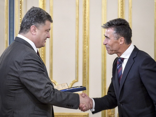 Lô hàng viện trợ quân sự đầu tiên của NATO tới Ukraine ảnh 1