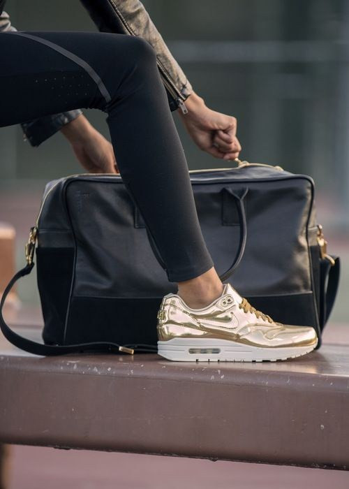 "Phá cách" khi kết hợp trang phục với giày ánh kim cá tính ảnh 6