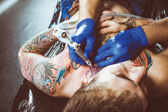 Những cảnh báo về sức khỏe trước khi lựa chọn việc xăm mình ảnh 1