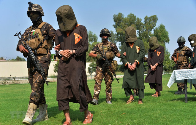 Phiến quân Taliban bị bắt giữ tại Jalalabad, Afghanistan. (Nguồn: AFP/TTXVN) Afghanistan hoãn trao đổi tù nhân với nhóm phiến quân Taliban ảnh 1