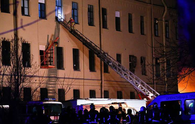 Sập nhà cao tầng tại St. Petersburg, nhiều người may mắn thoát chết ảnh 1