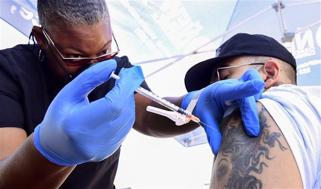 Tiêm vaccine phòng COVID-19 cho người dân tại California (Mỹ), ngày 16/7/2021. (Ảnh: AFP/TTXVN) Sáng 15/9: Thế giới ghi nhận hơn 226,6 triệu ca mắc COVID-19 ảnh 2