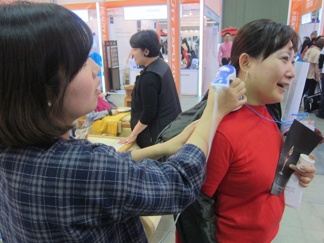 Những dụng cụ mátxa "làm mưa làm gió" tại K-Beauty 2014 ảnh 5