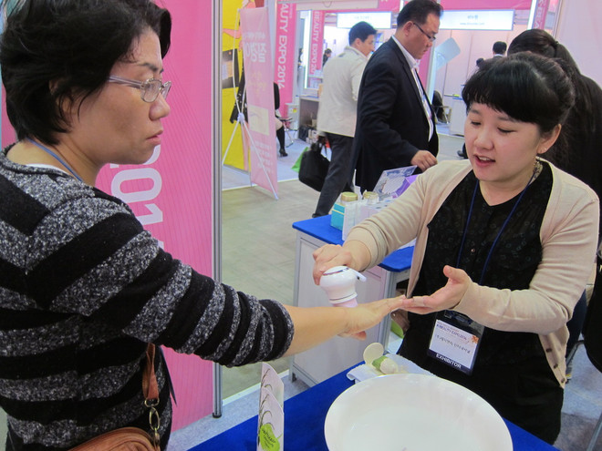 Những dụng cụ mátxa "làm mưa làm gió" tại K-Beauty 2014 ảnh 1