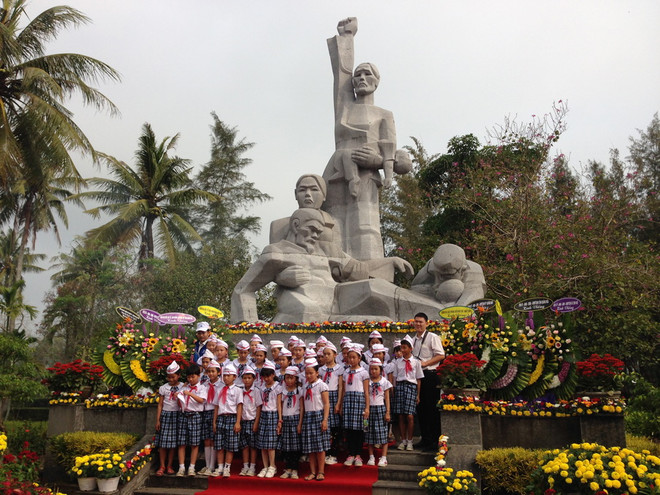 Kéo đàn violon, đặt hoa hồng tưởng niệm 49 năm vụ thảm sát Sơn Mỹ ảnh 1