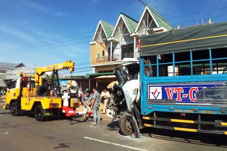 Xe khách đấu đầu xe tải, gần 50 hành khách may mắn thoát nạn ảnh 1