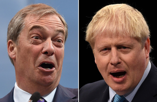 Lãnh đạo đảng Brexit của Anh Nigel Farage (trái) và Thủ tướng Anh Boris Johnson. (Nguồn: AFP/TTXVN) Các chính đảng Anh đưa ra nhiều cam kết tài chính trong tranh cử ảnh 1