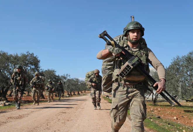 Binh sỹ Thổ Nhĩ Kỳ được triển khai gần làng al-Nayrab, thuộc tỉnh Idlib, Tây Bắc Syria ngày 20/2/2020. (Nguồn: AFP/TTXVN) Nga, Thổ Nhĩ Kỳ nhất trí giảm căng thẳng trên chiến trường ở Syria ảnh 1