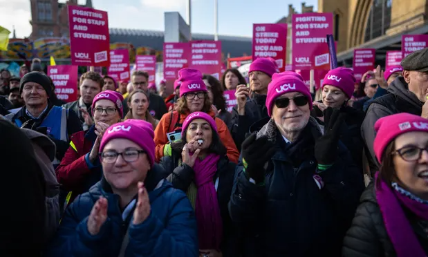 Hàng chục nghìn nhân viên các trường đại học Anh tuyên bố đình công ảnh 1