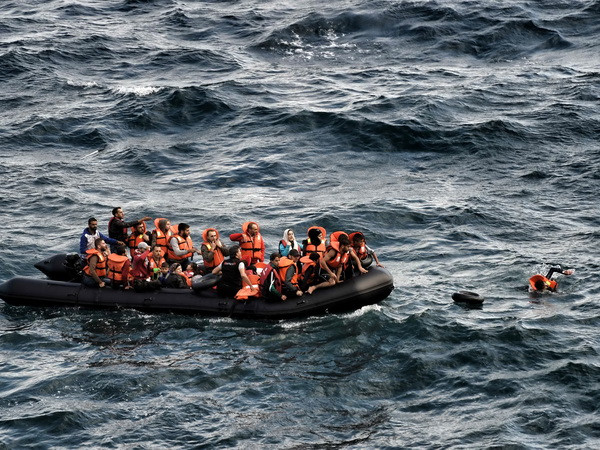 Ít nhất 8 người tị nạn thiệt mạng trong vụ chìm tàu ngoài khơi Hy Lạp ảnh 1