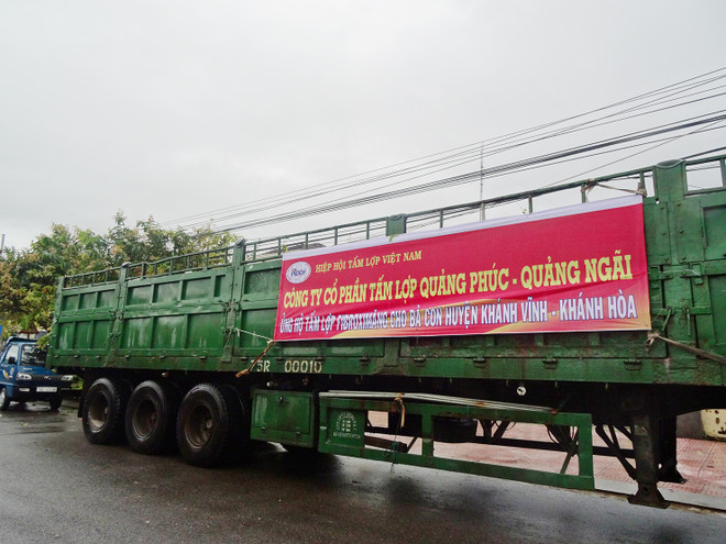 Trao tặng 5.000 tấm lợp cho người dân vùng bão lũ tại tỉnh Khánh Hòa ảnh 2