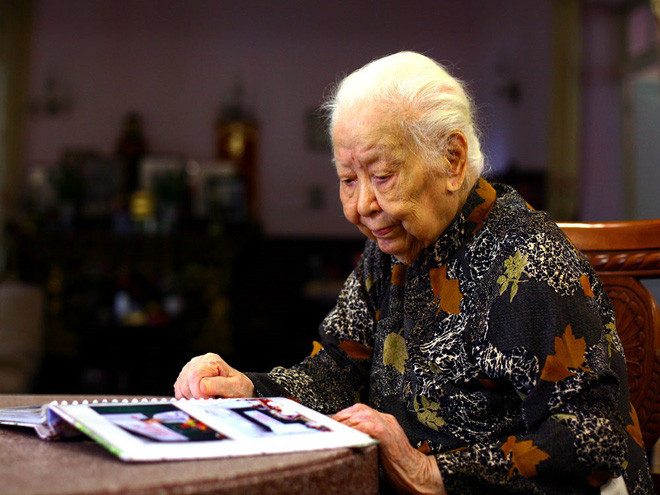 Chuyển tiền phúng viếng cụ Hoàng Thị Minh Hồ cho đồng bào bị bão lũ ảnh 1